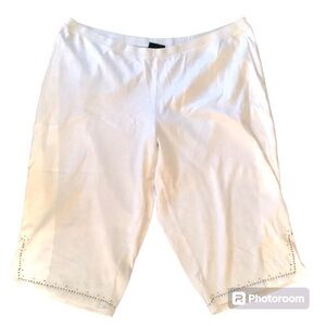 Avenue White Knit Pull On Capris